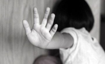 فوت آوا دختر ۴ ساله ارومیه ای بر اثر شکنجه نامادری اش + عکس